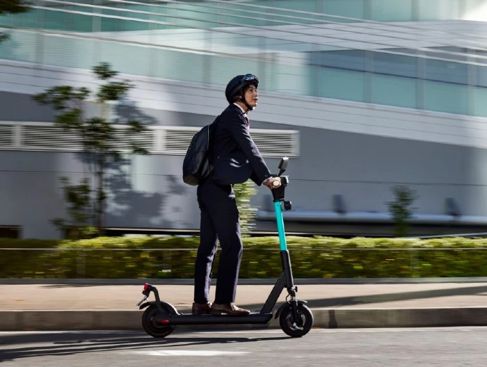 uso del casco en patinetas electricas Atención Colombia entra en vigor la Ley que regula uso de las patinetas eléctricas 1 Persona circulando por la calle en patineta eléctrica con casco