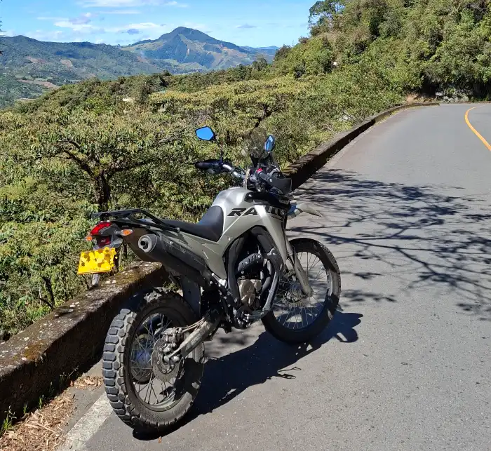 voge 300 rally llantas en pavimento Temperatura de las llantas: cómo afecta de verdad al agarre y qué debes tener en cuenta en moto 1 Moto estacionada en carretera poner cuidado a la temperatura de las llantas