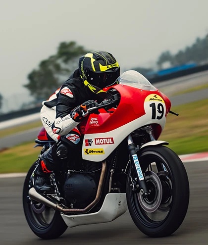continental gt r750 en accion Royal Enfield Continental GT-R750: el prototipo que anticipa la nueva generación 750 debutará en la Continental GT Cup 2026 4 En acción en pista vemos el prototipo Royal Enfield Continental GT-R750