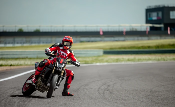 derrape ducati hypermotard Ducati Hypermotard 698 Mono Nera: agresividad italiana vestida de negro 2 Moto de supermotard en pleno derrape