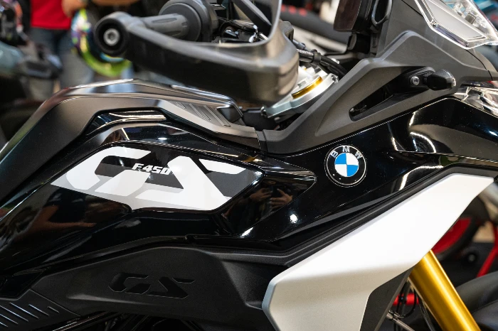 detalle del tanque de la f450gs BMW F450GS llega a Colombia: la nueva puerta de entrada al universo GS 3 Detalle del tanque de la moto