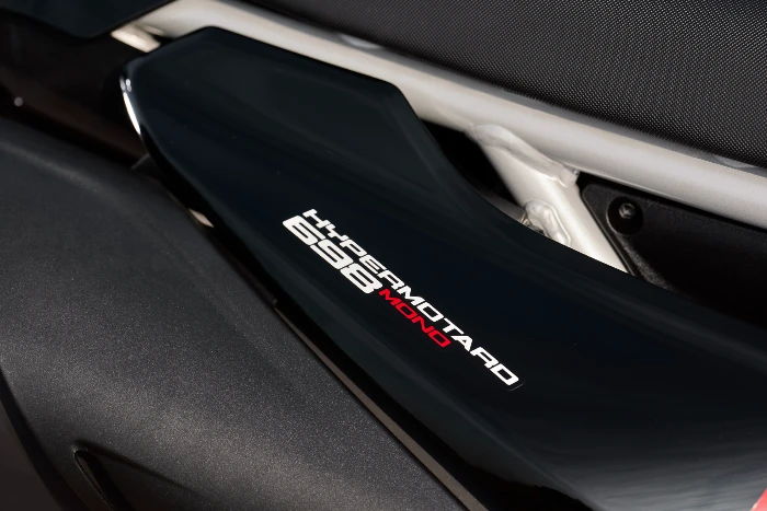 detalles sillin ducati hypermotard Ducati Hypermotard 698 Mono Nera: agresividad italiana vestida de negro 4 acabados en el sillin de la moto