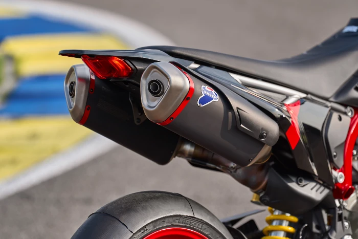 ducati con sistema de escape desarrollado por termignoni Ducati Hypermotard 698 Mono Nera: agresividad italiana vestida de negro 3 Detalle de los escapes Termignoni
