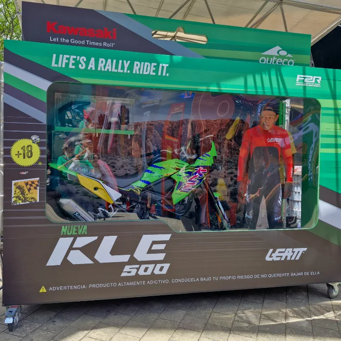 kle 500 en caja de juguete en la f2r Feria de las 2 Ruedas 2026: Medellín vibró con más de 95 mil asistentes y una industria en pleno crecimiento 2 caja de juguete con la kawasaki kle 500