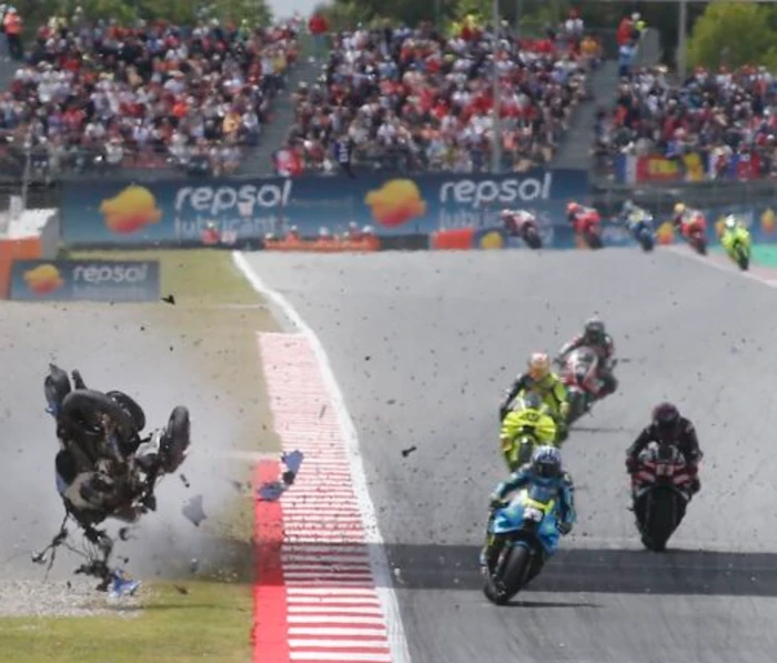 moto de alex marquez en catalunya MotoGP: lo que vimos en el Gran Premio de Catalunya no fue deporte, fue simplemente negocio 1 La moto de Alex Márquez vuela por el aire tras el accidente en Catalunya