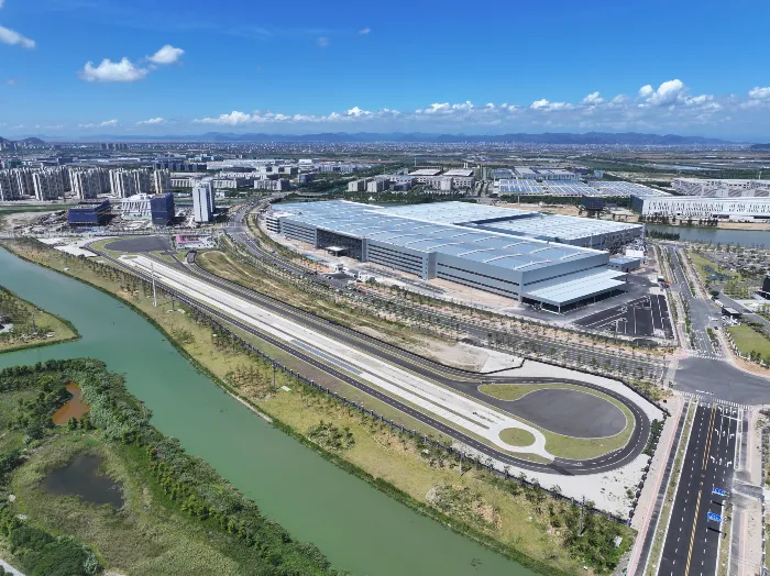 qjmotor planta china QJMOTOR Colombia llega con cerca de 50 motos y el stand más grande de la Feria 2 Ruedas 2026 2 Planta de QJMOTOR en China