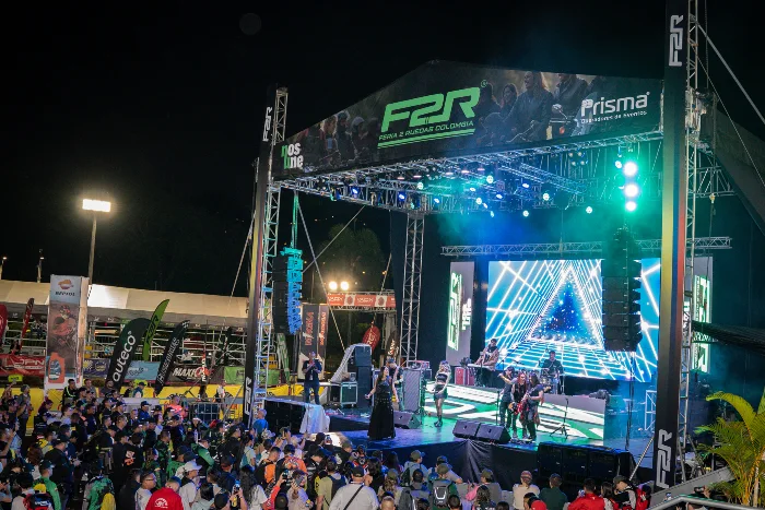 subasta solidaria de la f2r en la tarima de plaza mayor Subasta Solidaria de la F2R el apoyo a los damnificados por el invierno 1 Tarima de la F2R