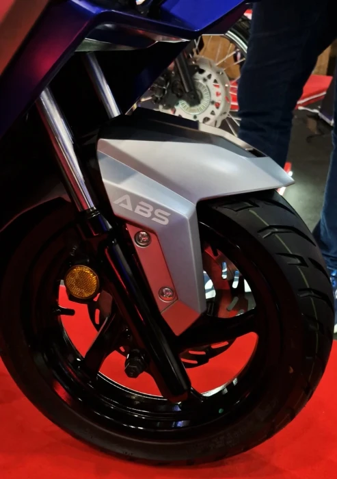 sym dragon llanta delantera Nuevas motos SYM para cada gusto en la F2R 2026 2 Detalle de la llanta delantera del scooter Dragón