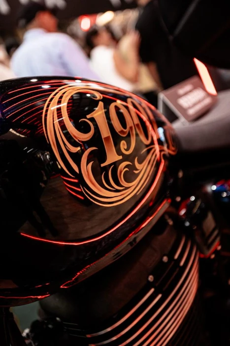 tanque de la royal enfield meteor pintado por chupo paint Royal Enfield 125 años de historia consolida su crecimiento en Colombia en la F2R 3 Detalle de la pintura en la moto Meteor