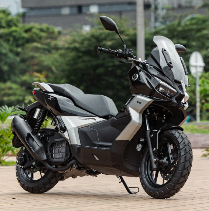 vista lateral estatica del scooter akt voge xsr 180 AKT-Voge XRS 180 un nuevo scooter para los que quieren ir más allá 2 vista lateral estática de un scooter Voge