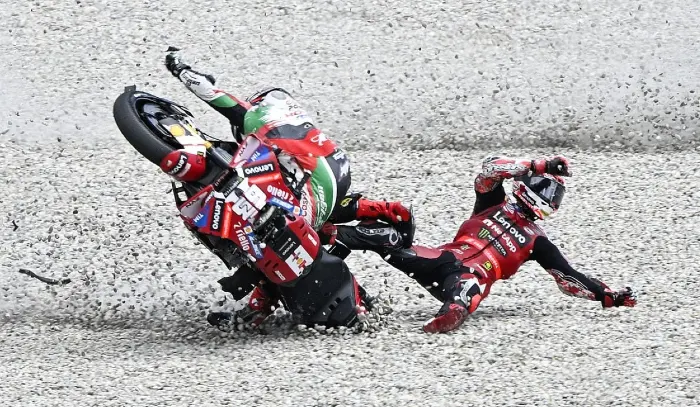 zarco enganchado en la ducati de pecco 2026 MotoGP: lo que vimos en el Gran Premio de Catalunya no fue deporte, fue simplemente negocio 2 Johann Zarco se enreda en la Ducati de Pecco Bagnaia