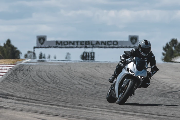 accion en pista norton manx r Norton Manx R 2026: así fue la prueba de la deportiva que busca devolver a Norton a la élite 4 Moto Norton Manx R acción en circuito
