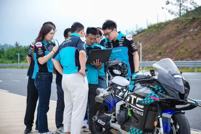 cfmoto supera los 300 kmh La CFMOTO V4 SR-RR rompe la barrera de los 300 km/h récord de velocidad histórico para las motos chinas 1 CFMOTO supera la barrera de los 300 km/h