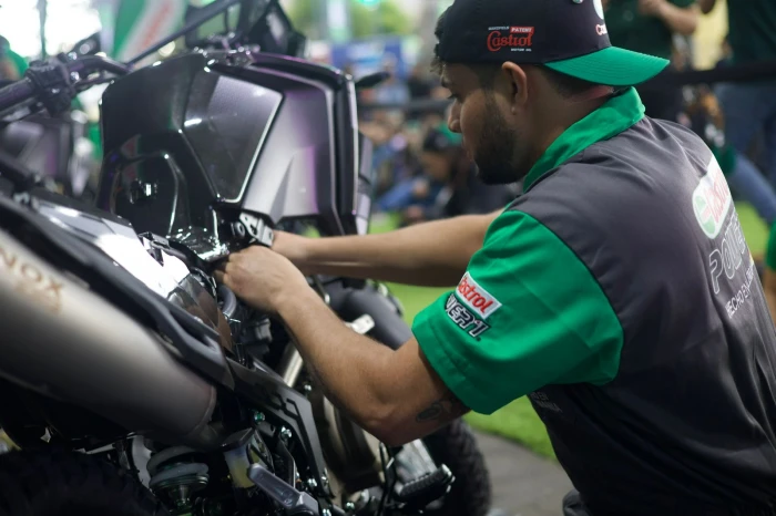 concurso castrol supertecnicos 2026 Castrol abre inscripciones para Supertécnicos 2026, el programa gratuito para mecánicos de motos 2 Técnico de motos trabajando en una motocicleta