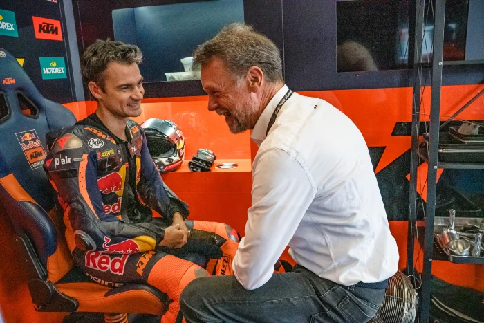 daniel pedrosa ktm giorgio barbier pirelli Pirelli avanza con los neumáticos para MotoGP 2027 con una importante prueba en Brno 2 Dani Pedroza test Pirelli Brno