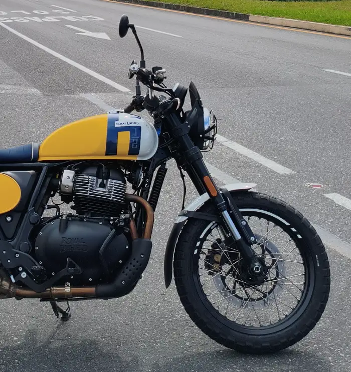 detalle del motor suspensiones delanteras bear 650 Prueba Royal Enfield Bear 650: la scrambler más versátil de la familia Twin 4 Detalle motor y suspensiones delanteras de moto