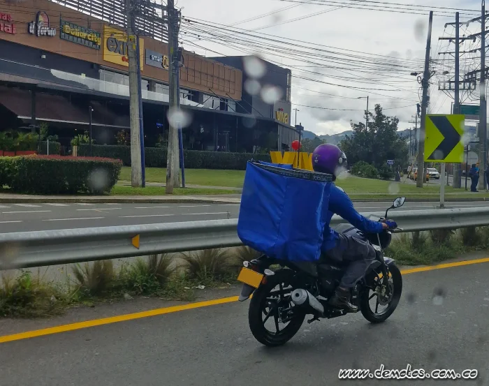 motociclista mensajeria El motociclismo, más que potencia, velocidad final y cierres de ventas 2 La moto es una herramienta de trabajo