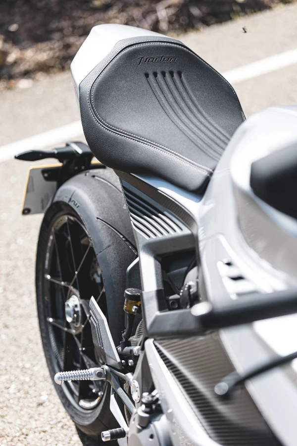 sillin llanta y trasera norton manx r Norton Manx R 2026: así fue la prueba de la deportiva que busca devolver a Norton a la élite 2 Detalle del sillín de la Norton Manx R