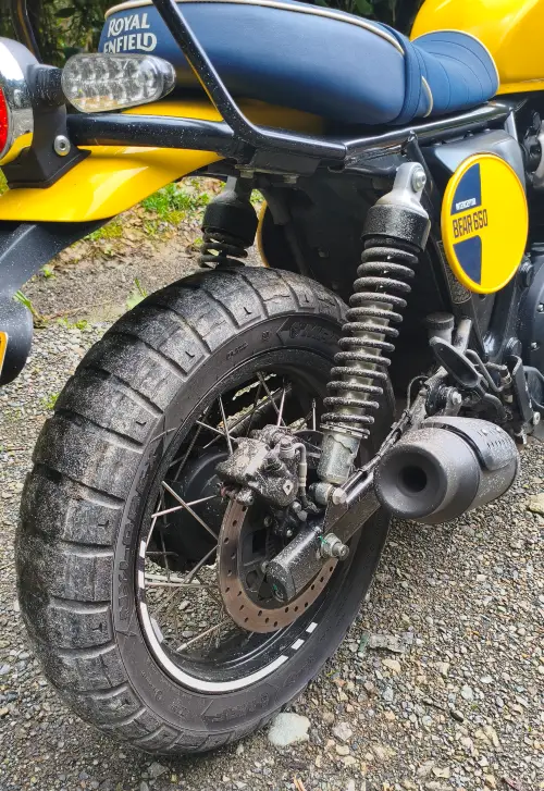 suspensiones traseras y llanta bear 650 Prueba Royal Enfield Bear 650: la scrambler más versátil de la familia Twin 5 Suspensión trasera Royal Enfield Bear 650
