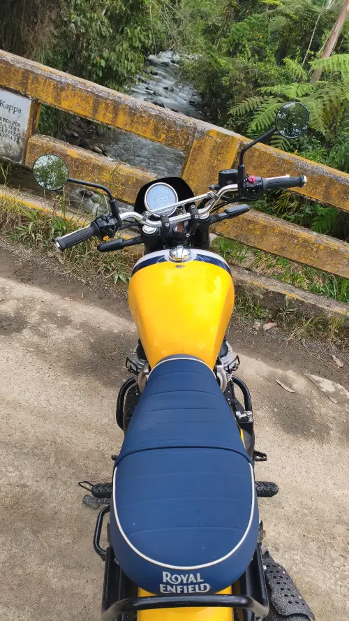 tablero y tanque de la moto bear 650 Prueba Royal Enfield Bear 650: la scrambler más versátil de la familia Twin 2 Moto Royal Enfield vista desde atrás, sillín, tanque y tablero