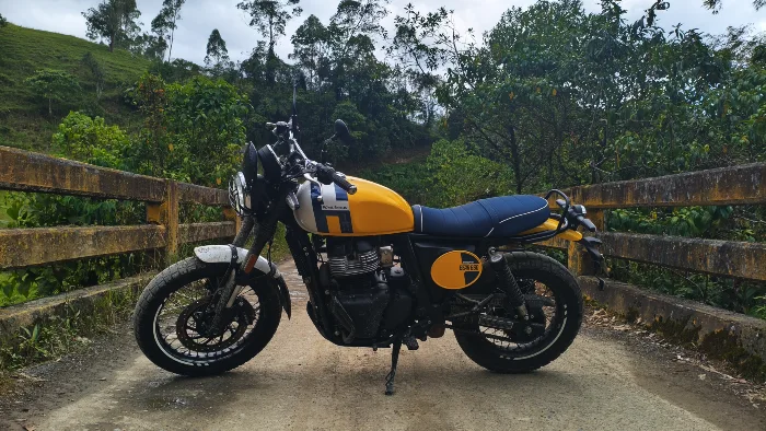 vista lateral estatica royal enfield bear 650 prueba manejo Prueba Royal Enfield Bear 650: la scrambler más versátil de la familia Twin 3 Moto estacionada en una zona rural