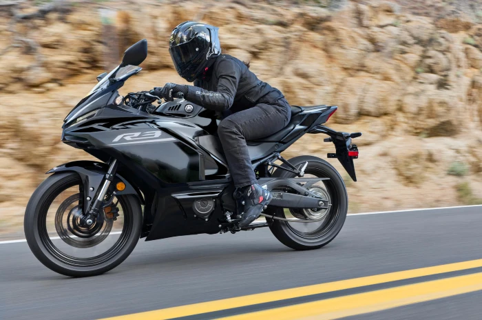 yamaha r3 negra Yamaha YZF-R3 regresa a Colombia: la deportiva bicilíndrica volverá junto a la renovada R7 en 2026 1 Este modelo deportivo de Yamaha volverá a Colombia