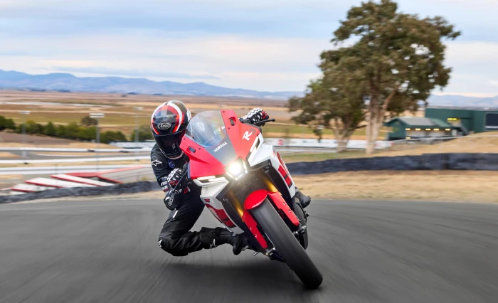 yamaha yzf r3 en accion en circuito Yamaha YZF-R3 regresa a Colombia: la deportiva bicilíndrica volverá junto a la renovada R7 en 2026 2 Moto deportiva yamaha en un circuito