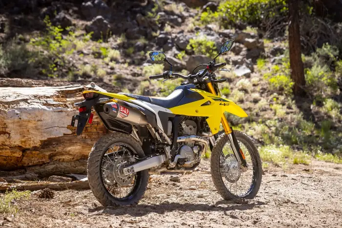 asi luce la suzuki dr z4s con el escape yoshimura r 12 ¡Más potencia sin pagar de más! Escape Yoshimura RS-12 para los clientes Suzuki DR-Z4S y DR-Z4SM 1 La Suzuki DR-Z4S en color amarillo con escape Yoshimura r-12