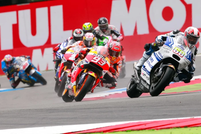 assen 2016 yonny lidera bajo la lluvia en motogp Martín Cárdenas y Yonny Hernández: la historia de los pioneros colombianos en el Mundial de Motociclismo 6 MotoGP Gran Premio de Holanda 2016
