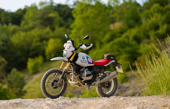 bmw r 12 g s gs trop estatica GS Trophy 2026 ya tiene moto oficial: así es la BMW R 12 G/S Competition Bike preparada para el desafío 1 Así luce la BMW del GS Trophy 2026