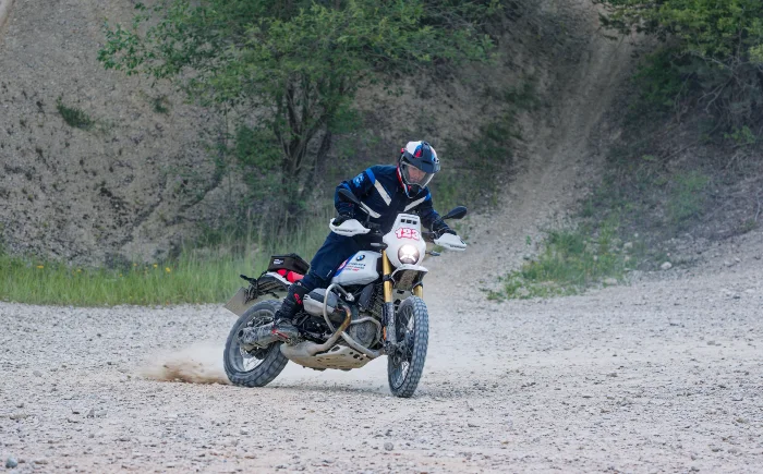 bmw r 12 g s gs trophy accion GS Trophy 2026 ya tiene moto oficial: así es la BMW R 12 G/S Competition Bike preparada para el desafío 6 BMW R 12 G/S Competition Bike