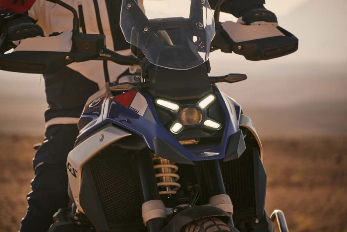 bmw r1300 luces led simetricas ¿Por qué BMW Motorrad dejó de fabricar motos con farolas asimétricas? 7 BMW T 1300 con las luces LED simétricas