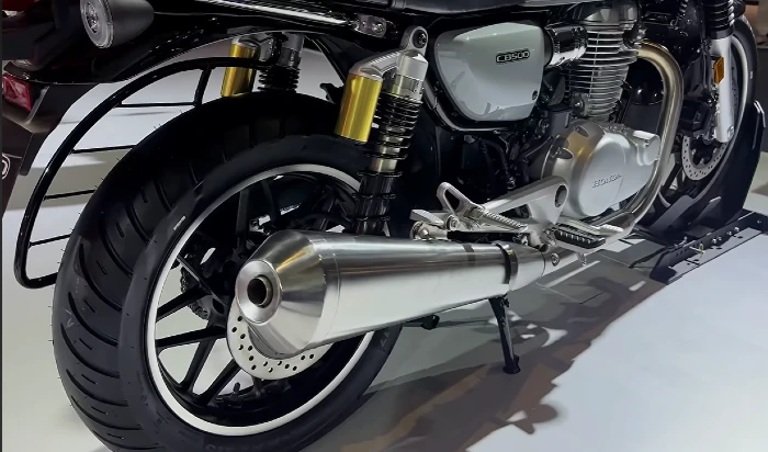 detalle de escape de la nueva honda cb500 Revive el alma de las CB clásicas: así es la nueva Honda CB500 presentada en India 2 Nuevo sistema de escape de la Honda CB500