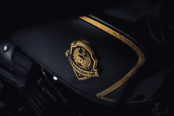 detalle del tanque de la moto royal enfield edicion limitada Royal Enfield Shotgun 650 x Rough Crafts: Colombia recibirá solo dos unidades de esta edición limitada 4 Detalle de la insignia en el tanque de la moto