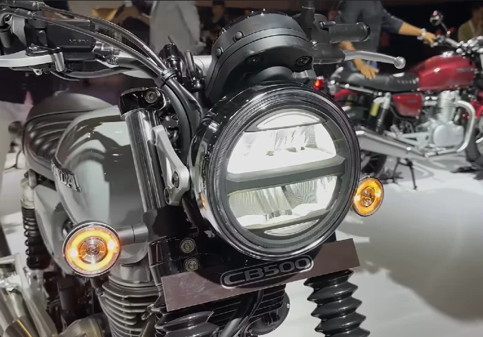 faro redondo retro en la nueva honda cb500 Revive el alma de las CB clásicas: así es la nueva Honda CB500 presentada en India 5 Faro frontal moto Honda