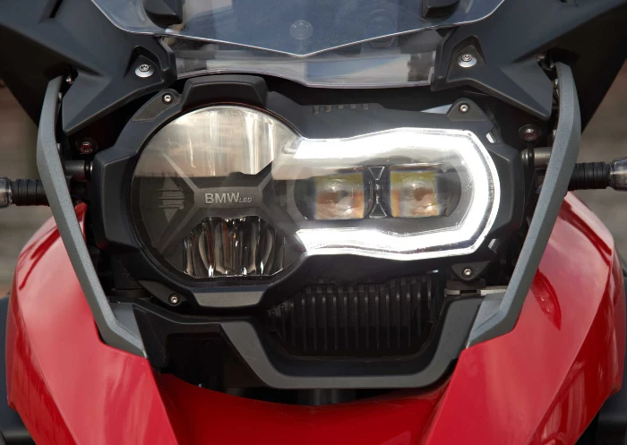 faros asimetricos bmw con led ¿Por qué BMW Motorrad dejó de fabricar motos con farolas asimétricas? 4 Luces asimétricas BMW Motorrad con LED