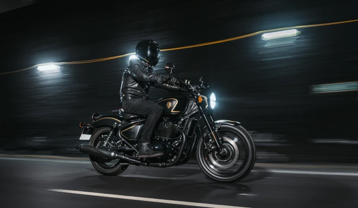 foto de accion moto royal enfield shotgun 650 x rough crafts Royal Enfield Shotgun 650 x Rough Crafts: Colombia recibirá solo dos unidades de esta edición limitada 1 Moto Royal Enfield Shotgun 650 x Rough Crafts en acción