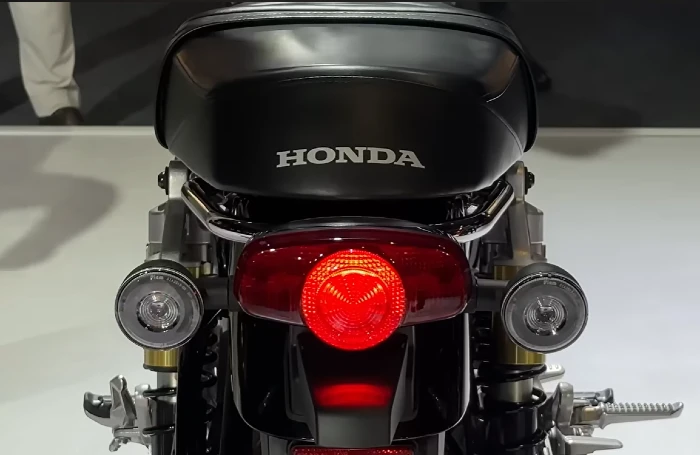 luz de faro trasero honda cb500 Revive el alma de las CB clásicas: así es la nueva Honda CB500 presentada en India 6 Luces de freno y direccionales compactas y redondas