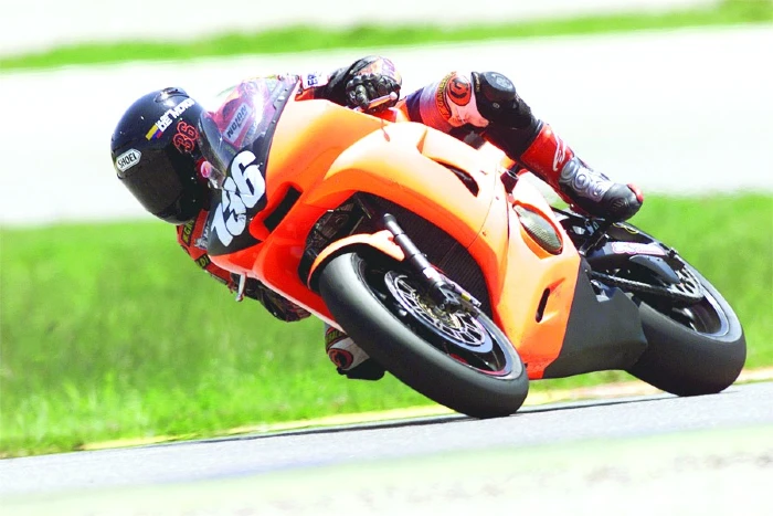martin cardenas corriendo en el cev Martín Cárdenas y Yonny Hernández: la historia de los pioneros colombianos en el Mundial de Motociclismo 3 Martin Cárdenas en accion en el CEV