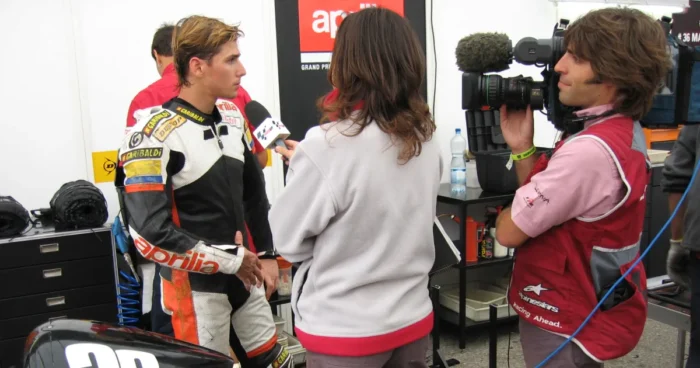 martin cardenas pionero de la velocidad mundial en colombia e1785278383157 Martín Cárdenas y Yonny Hernández: la historia de los pioneros colombianos en el Mundial de Motociclismo 4 Martín Cárdenas corrió con Aprilia en 250