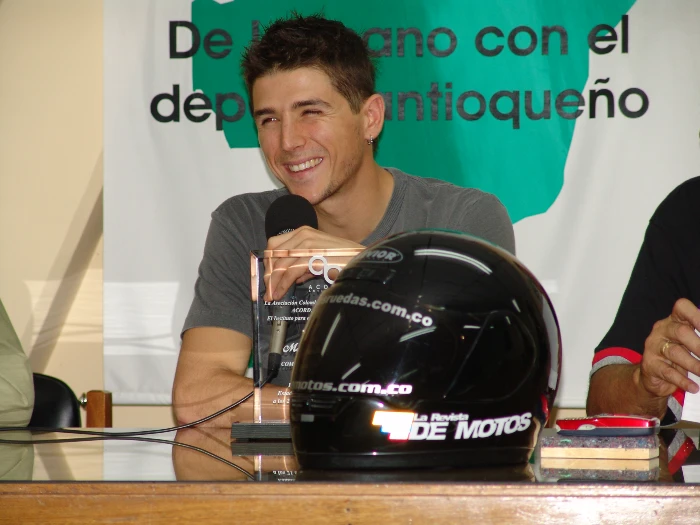 martin cardenas rueda de prensa Martín Cárdenas y Yonny Hernández: la historia de los pioneros colombianos en el Mundial de Motociclismo 9 Martín Cárdenas en Rueda de Prensa