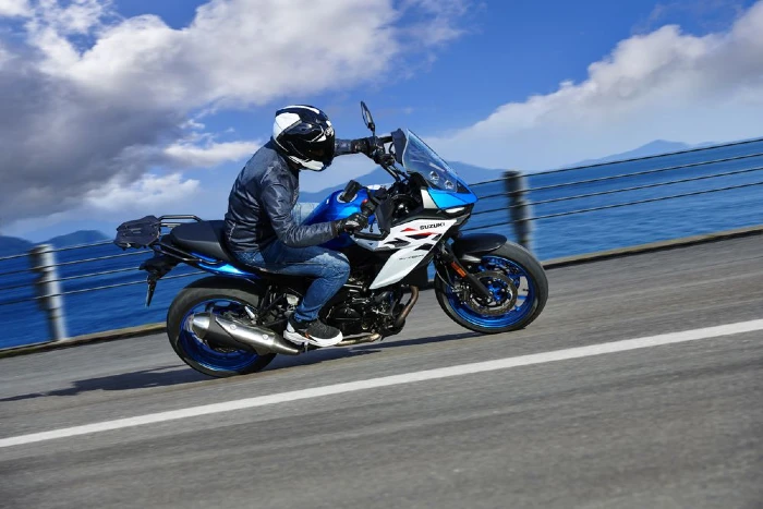 moto suzuki en accion con motor v twin Suzuki SV-7GX: el regreso triunfal del legendario V-Twin que está conquistando Europa 2 la Suzuki SV-7GX se presenta como una motocicleta especialmente atractiva para quienes buscan una compañera capaz de afrontar recorridos diarios, escapadas de fin de semana y viajes de larga distancia.