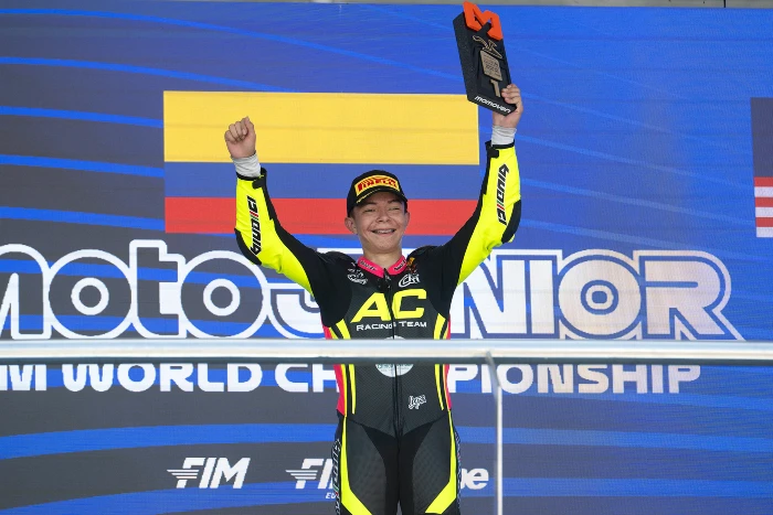 podio mateo marulanda jerez moto4 Victoria de Mateo Marulanda en Jerez, el colombiano deja claro que se recupera tras su lesión 1 Victoria de Mateo Marulanda en Jerez 2026 Moto4