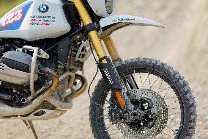 suspensiones frenos tanque bmw gs trophy 2026 GS Trophy 2026 ya tiene moto oficial: así es la BMW R 12 G/S Competition Bike preparada para el desafío 3 Detalles de la moto para el GS TRophy 2026