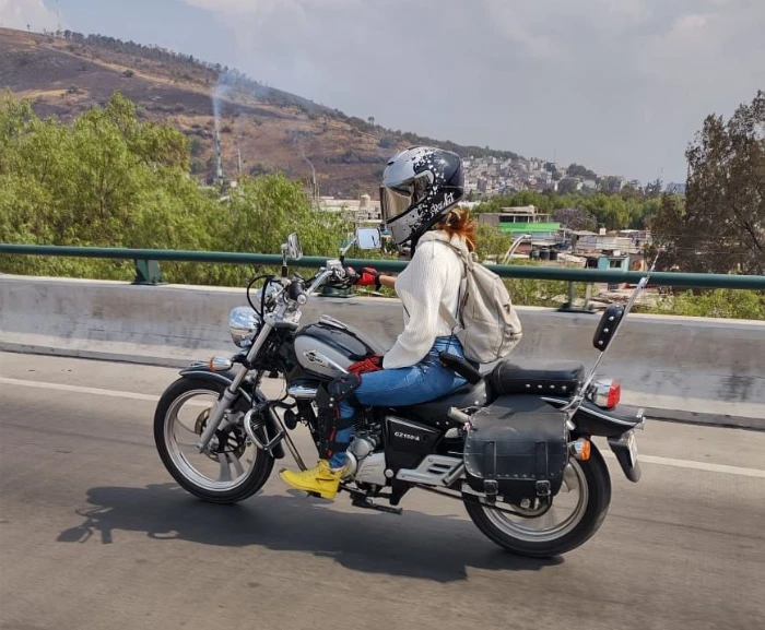 suzuki gz 150 conducida por una mujer Suzuki GZ 150: la pequeña cruiser de miles de motociclistas 3 Una moto cruiser de 150 cc ideal para la ciudad