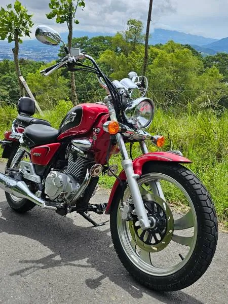 suzuki gz 150 roja foto estatica Suzuki GZ 150: la pequeña cruiser de miles de motociclistas 2 Detalles en cromo en la Suzuki GZ 150