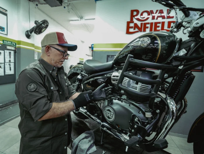 ajustes en la royal enfield super meteor 650 La Royal Enfield Super Meteor 650 ya se ensambla en Colombia y baja de precio 3 Royal Enfield Super Meteor 650 mantenimiento