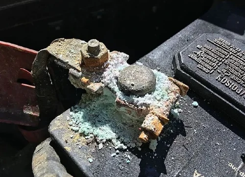 baterias sulfatadas Las cosas de las motos antiguas que hoy agradecemos que hayan desaparecido 7 Bateria sulfatada