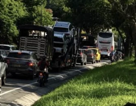 carros detenidos por eventualidad en la via 10 errores al conducir una moto que pueden terminar en un accidente 5 Si los carros están detenidos es por algo, no ignores las señales