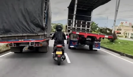 circular muy cerca de los carros es peligroso 10 errores al conducir una moto que pueden terminar en un accidente 3 Ir entre dos camiones o muy cerca de ellos, es peligroso para el motociclista